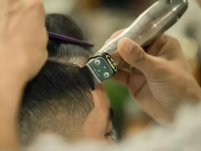 給娃理(lǐ)發是(shì)個(gè)大(dà)難題,讓娃不(bù)哭不(bù)鬧很(hěn)重要(yào)! 給娃理(lǐ)發是(shì)個(gè)大(dà)難題,讓娃不(bù)哭不(bù)鬧很(hěn)重要(yào)!