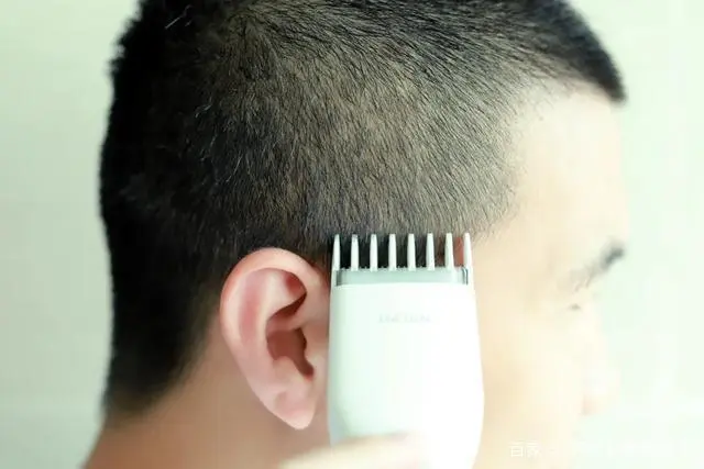 去(qù)理(lǐ)發店(diàn)剪頭發,這(zhè)3句話(huà)别說(shuō),不(bù)然剪完可(kě)能(néng)“大(dà)跌眼鏡” 去(qù)理(lǐ)發店(diàn)剪頭發,這(zhè)3句話(huà)别說(shuō),不(bù)然剪完可(kě)能(néng)“大(dà)跌眼鏡”